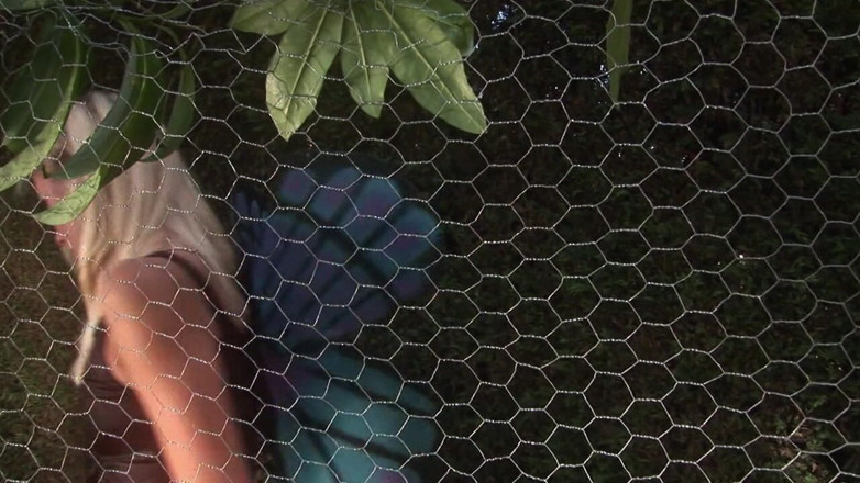 Horny Tales: Kinky Savages laboure une gentille blonde à l'extérieur