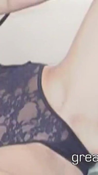 丰满的金发女郎marketa脱下内衣暴露性感的裸体