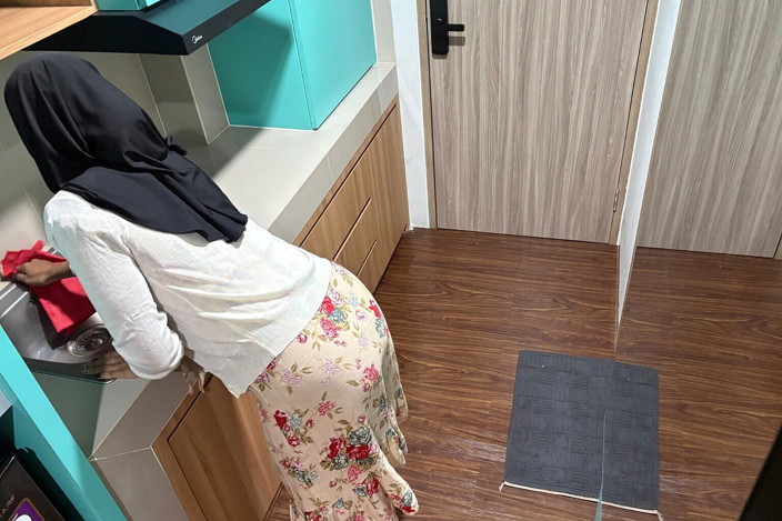 Clarelia: 雇用主が新しいメイドを部屋に招く