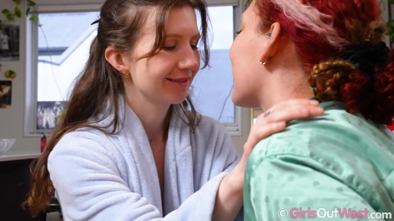 Girls Out West: Awek nakal dengan pepek berbulu berkongkek lesbian di hadapan teman...