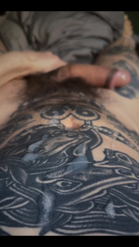Wil je mijn getatoeëerde buik likken?