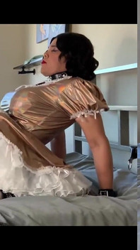 弱虫メイドは貞操で彼女の人形に乗り、弱虫を持っています