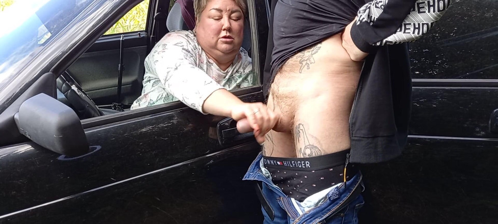 Zona901: O mamă sexy matură care stă în mașină îmi masturbează public pula...