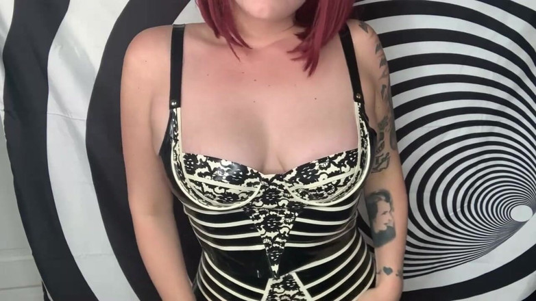Deanna deadly: Bogini w lateksie hipmeryzuje cię