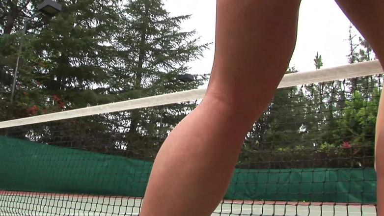 Deep Fuckers: Two sporty young hotties share a chunky prick outdoors