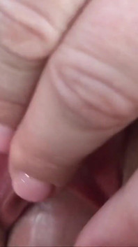 Kom alsjeblieft in me klaar! Ik wil je hete sperma tussen mijn benen voelen. Creampie. Sperma stroomt uit het poesje.