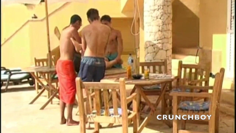 BAREBACK ORGY CLUB: Orgia senza preservativo con un ragazzo etero