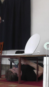 Amy Douxxx insan tuvaletine işiyor