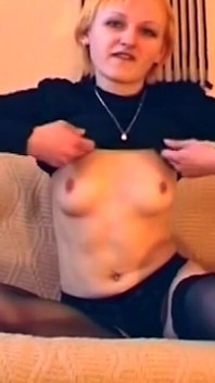 Loira gostosa estica a buceta molhada com vibrador latejante