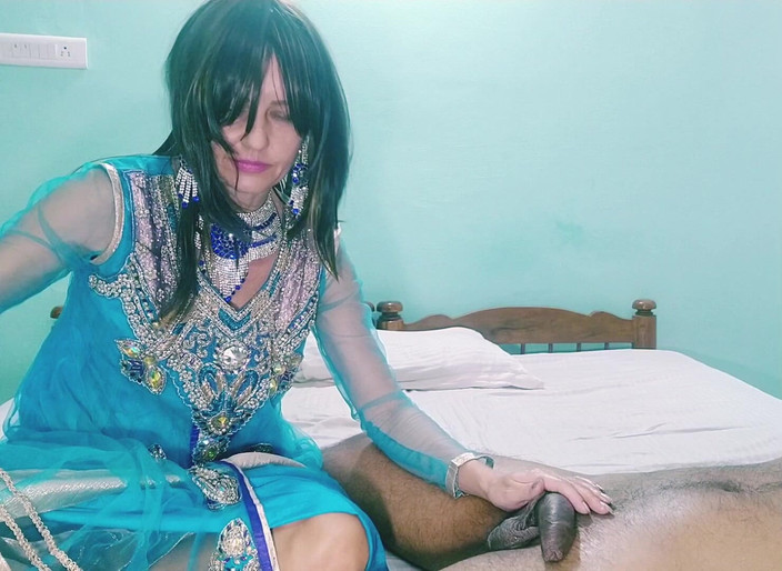 Bolly Karma: Ratu sepong kontol besar pria kulit hitam dengan nikmat