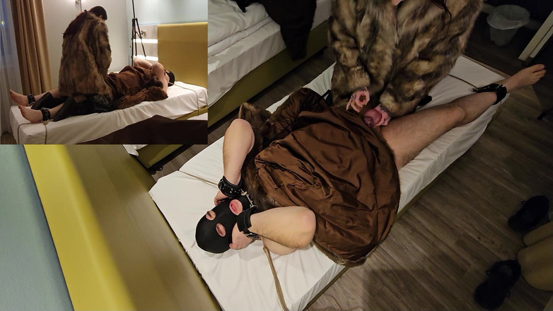 Femdom-Team-German: 我的雇佣奴隶被允许给我一件皮草大衣——第三部分