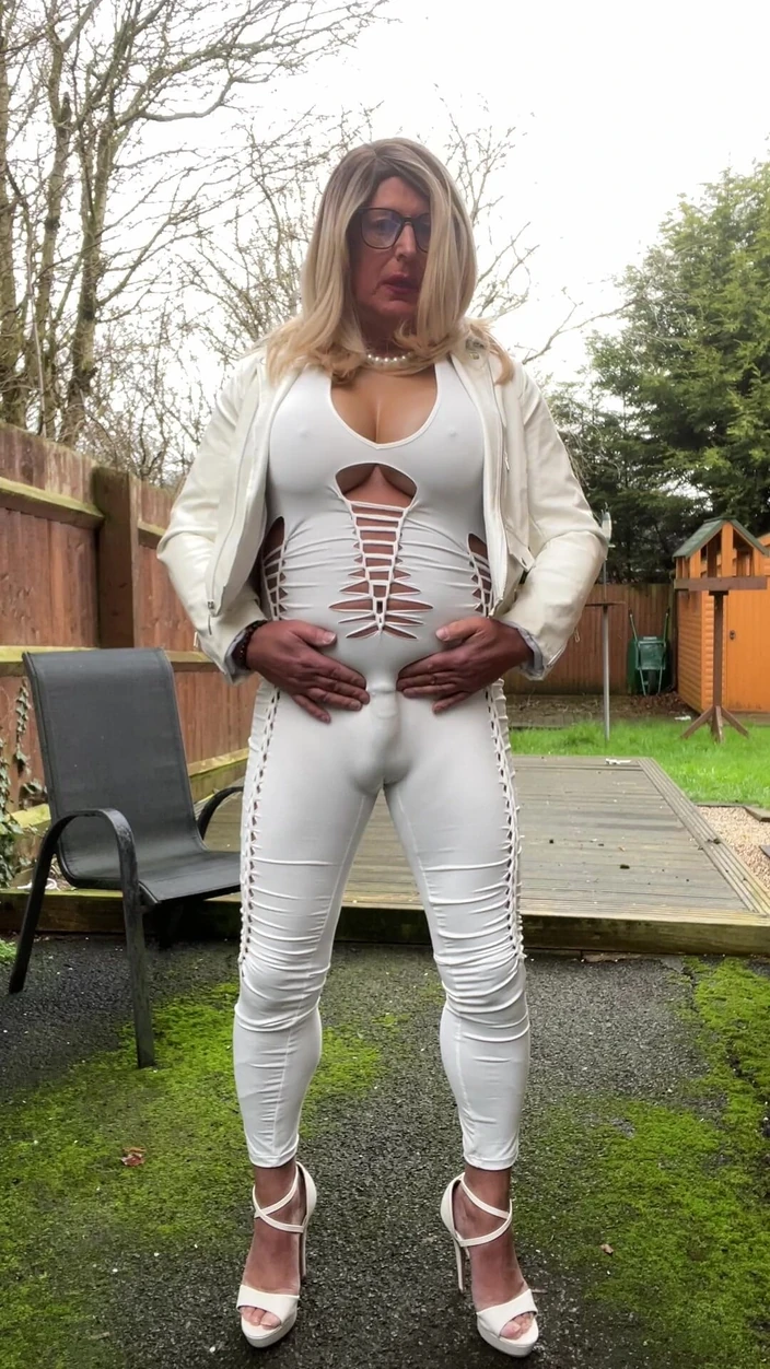 Kellycd2022: Crossdresser amatur Kellycd2022 MILF seksi melancap di luar rumah dalam...