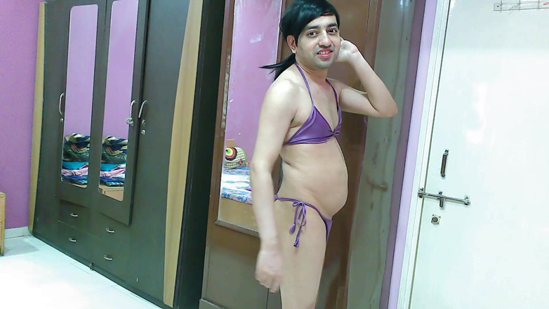 Cute & Nude Crossdresser: Seksowna maminsynek crossdresser femboy Sweet Lollipop w stringowym bikini.