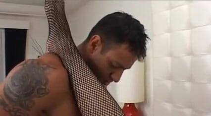SEXUAL SIN: O matură cu părul scurt cu țâțe mici în lenjerie se masturbează într-un...