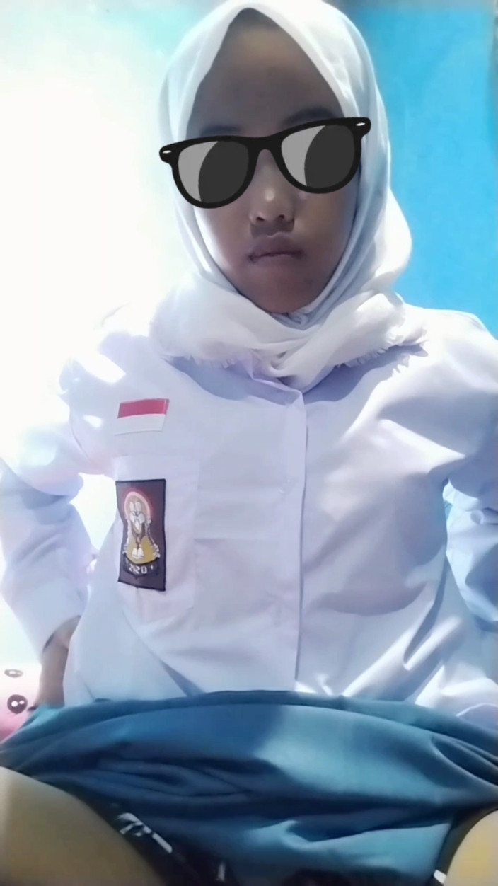 Jilbab69: Hijab După Școală, Excitată, Masturbare Până Când Vaginul Este Umed