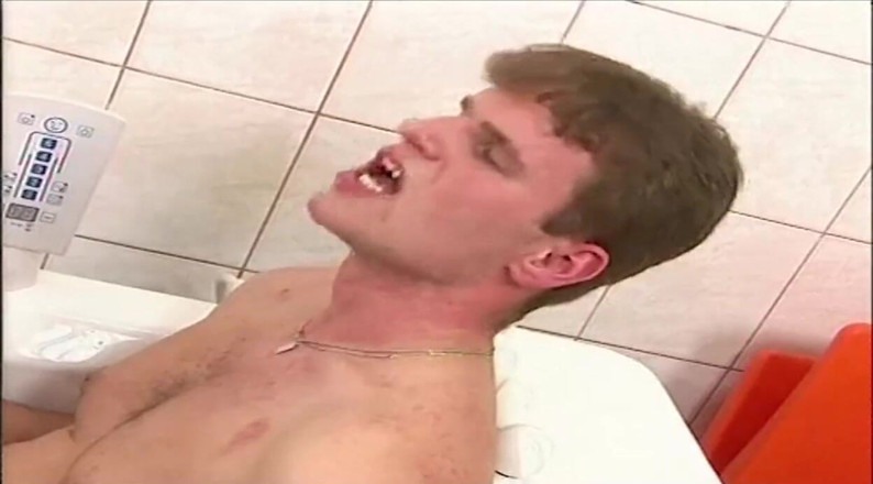 Muschi movie official: Rubia chica follando gran polla chupando en el baño semen...
