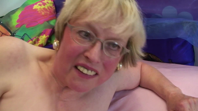 Femdom Sex: Mature BBW nylon slut nailed