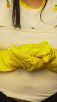 Reuzin stiefzus vernedert de kleine stiefbroer reuzin stiefzus heeft een gele latex afwashandschoen omdat ze