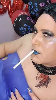 Sexy Holly kouří
