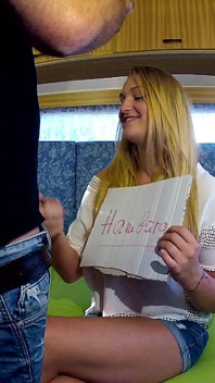 Urocza nastolatka zostaje wkręcona w furgonetce