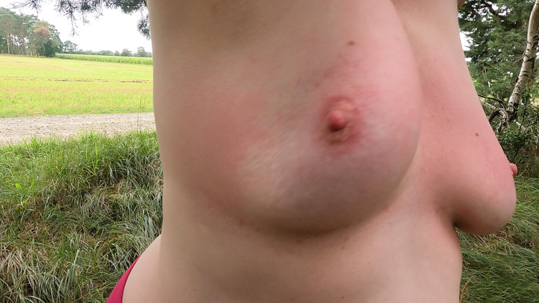 Bouncy Tits Action: paark bench par uske stanon ko hilaana