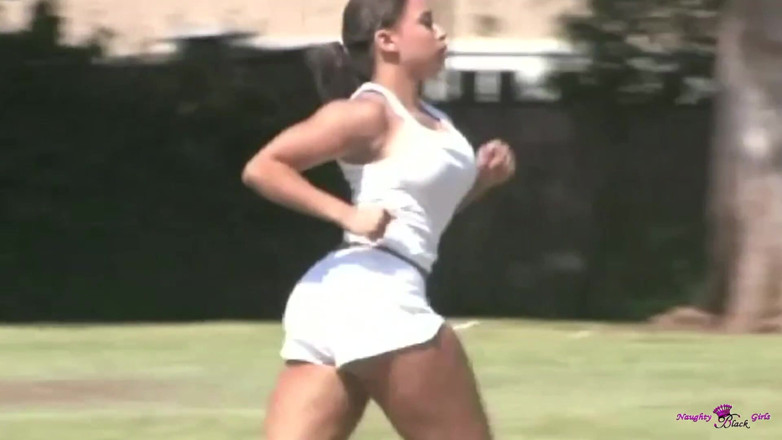 Naughty Black Girls: Fundul ăla strâmt merită sex anal interrasial și tipul super excitat știe asta