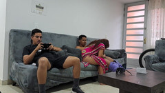 Aly: Iubita mea se excită indiferent de fratele ei vitreg este...