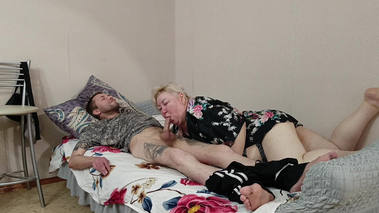 Zona901: Tetangga lagi asik nyepong kontol dan telan sperma