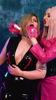 Strap-on šukání děvky s velkým zadkem! Hluboký krk a protahovací trénink kundičky. Arya Grander a Fetishaura