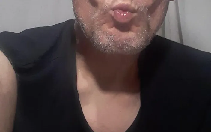 Big uncut hard cock: मेरे मुंह और मेरी जीभ के साथ एक गर्म रोमांटिक प्यार वाला चुंबन इसे एक साथ करते हैं।