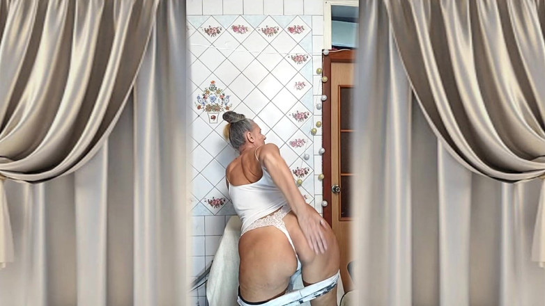 Lukerya: Lukerya si ibu-ibu hot lagi asik menggodaku dengan pinggul dan...