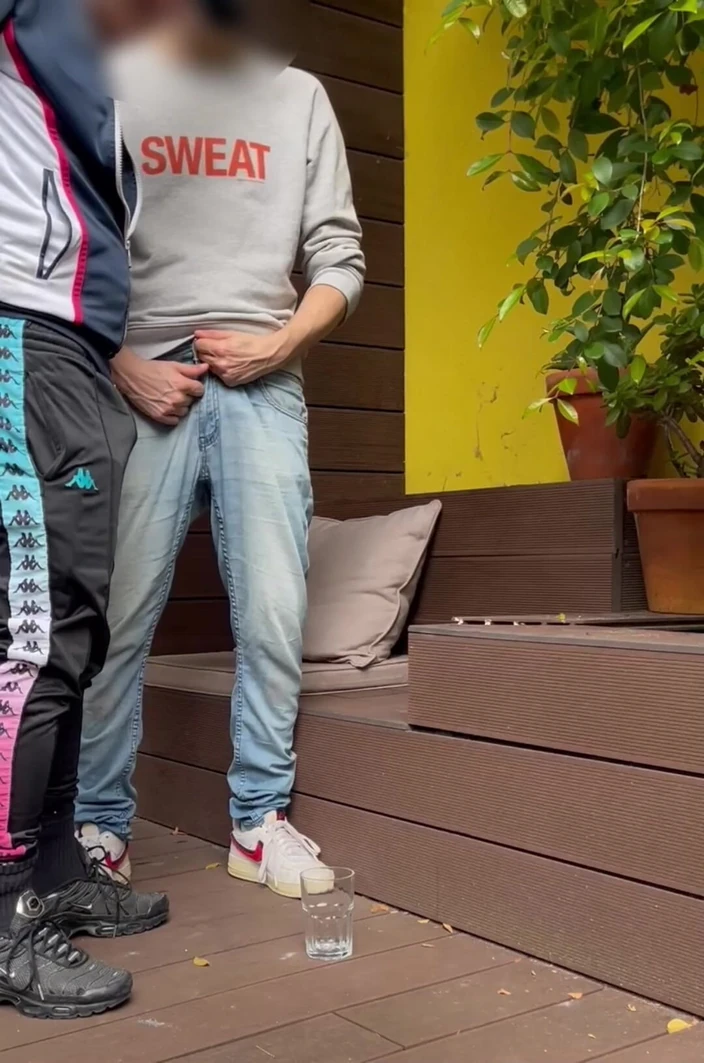 AmateurBoysPissing: 2 लड़के गिलास में पेशाब करने की कोशिश करते हैं