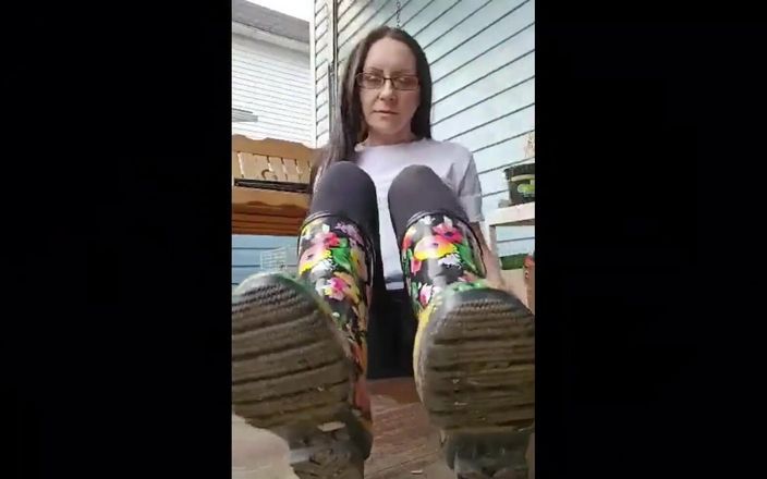 Raven Willow: 哦，看看我的橡胶雨靴在所有这些不同的角度和位置，因为我的性感尺寸6英尺享受他们h的方式