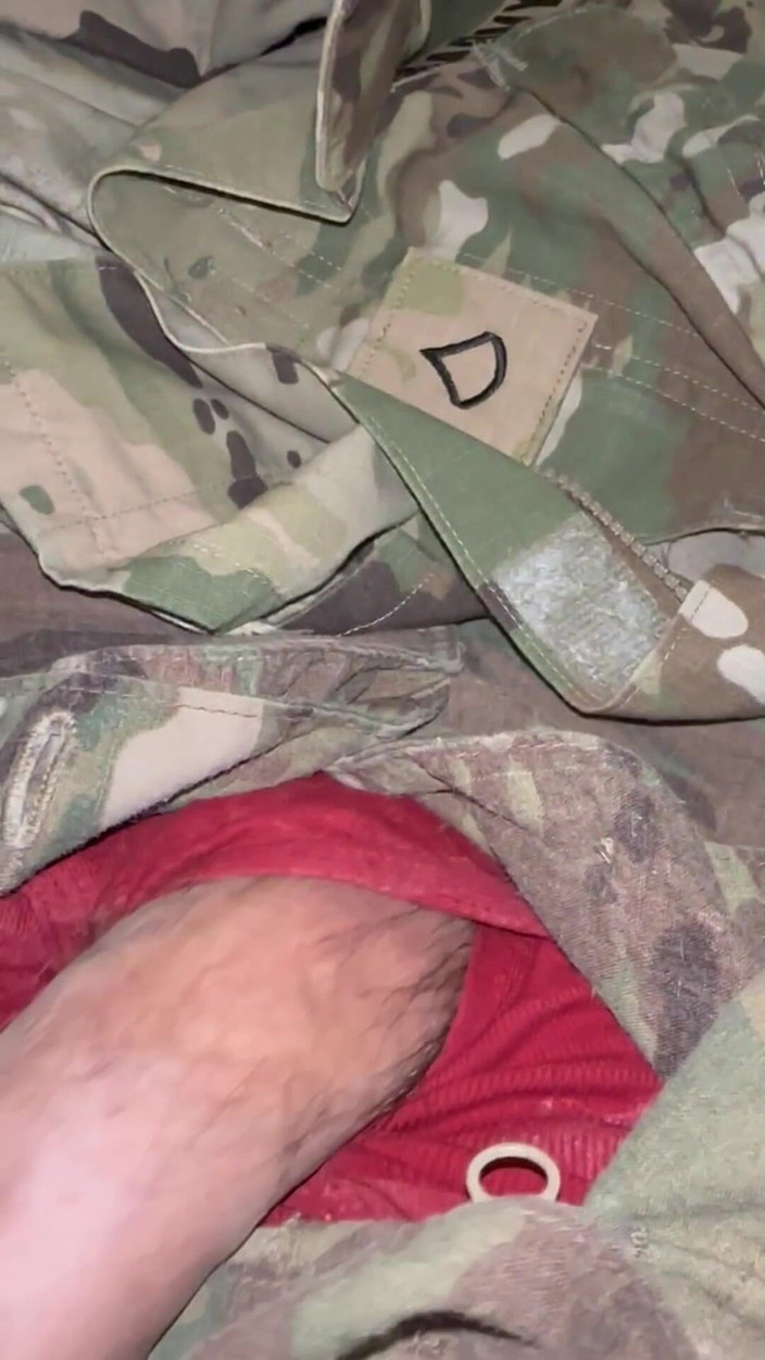 Gay Soldier Stuff: Армійський солдат дрочить у формі та через деякі червоні труси боксера