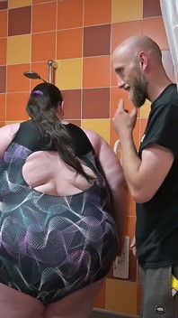 Ssbbw entra em roupa de banho apertada