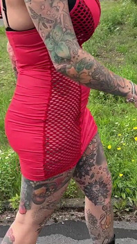 Deux filles tatouées en cuir en chaleur baisent un chauffeur de camion dans une aire de repos !