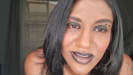 domslutfucker: デシ・スラットが遊びながら下ネタな言葉を交わし、舌と柔らかい唇を見せる