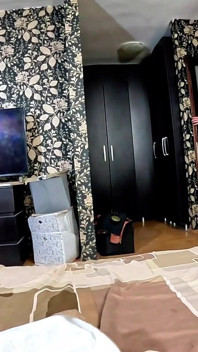 新しい光沢のあるニッケルソンダウンジャケットを着た支配的なMILF。リバースカウガール、ドギー、ダブルカム