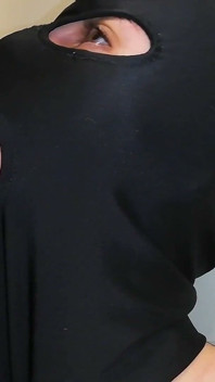 Mladá děvka dává nedbalé kouření zblízka