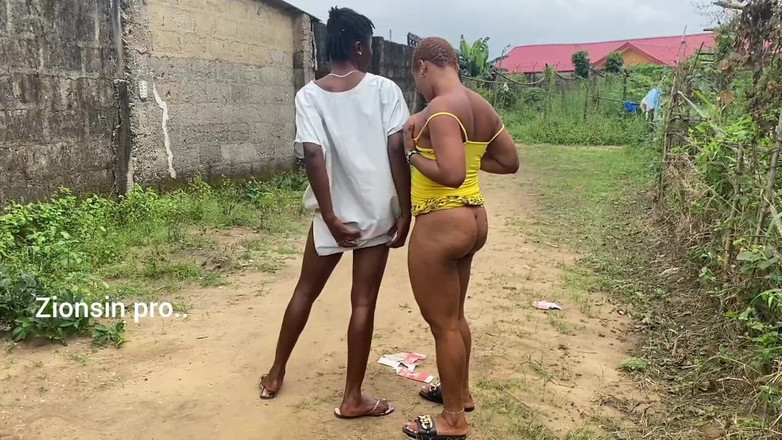 Zion: Yaramaz Afrikalı Genç Kız Güpegündüz Götlerini Gösteriyor