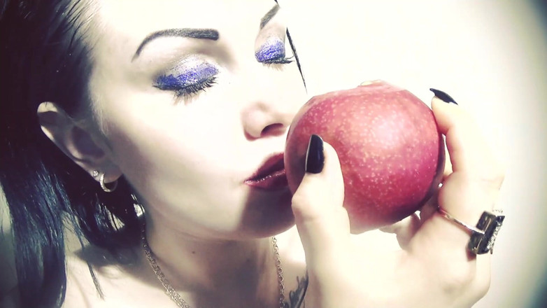 Goddess Misha Goldy: Lábios rosa sensuais e juisy apple