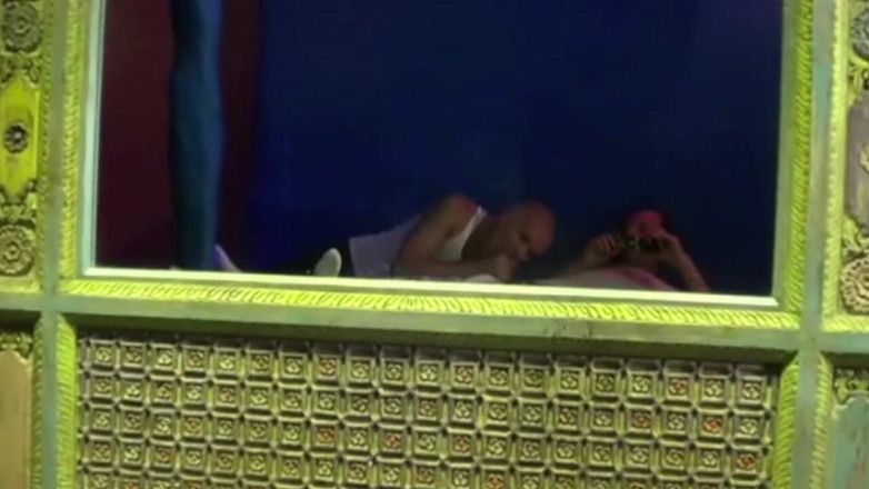 Sneaker gay: Ryan se quedó sumisa en las zapatillas de un chico...