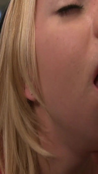Awek Gone Wild Scene-2_beautiful remaja blonde berbulu Lexi Belle menikmati dildo dan pancutan mani