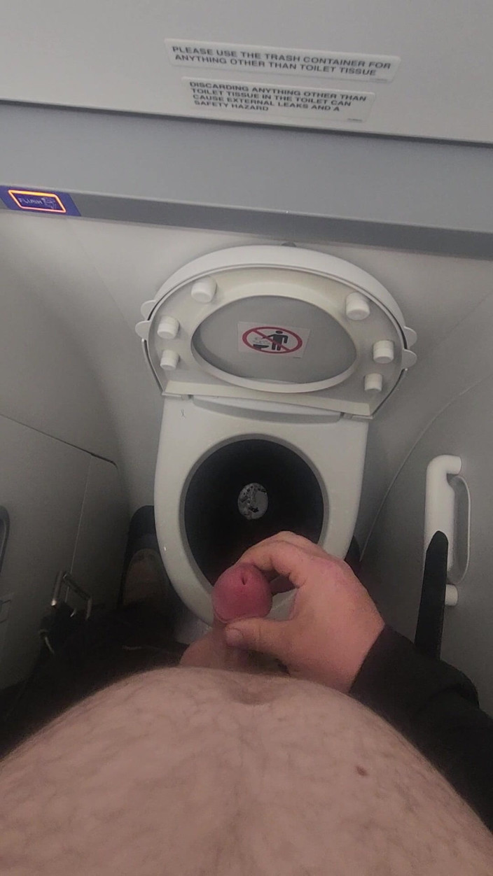 Djk31314: L'aereo bagno sborra e sborra.