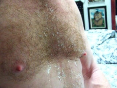 Hairyartist: Chlupatá kundička - Stříkám si chlupatou hruď s pearly kapkami spermatu