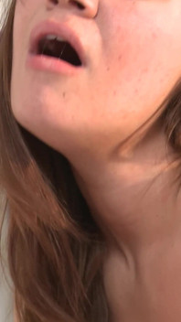 Zwei schüchterne mädchen versuchen es zum ersten mal - lesbische top-girls