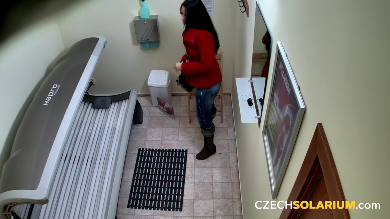 Czech Solarium: Czech Solarium 17: Brunetka piękna rozbiera się i pokazuje to wszystko...