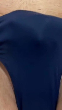 Eine ladung in blauem badeschopf blasen