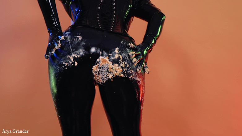 Arya Grander: Sexy latex fetish video birthday cake splosh!