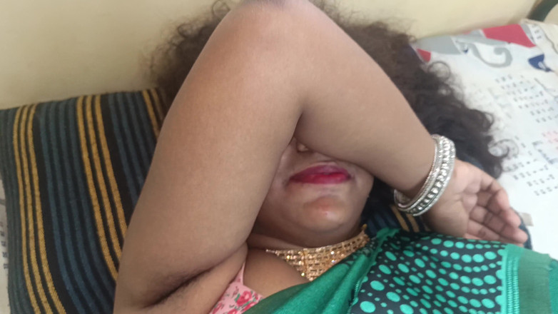 Apple baby: Ama de casa lamiendo coño video viral